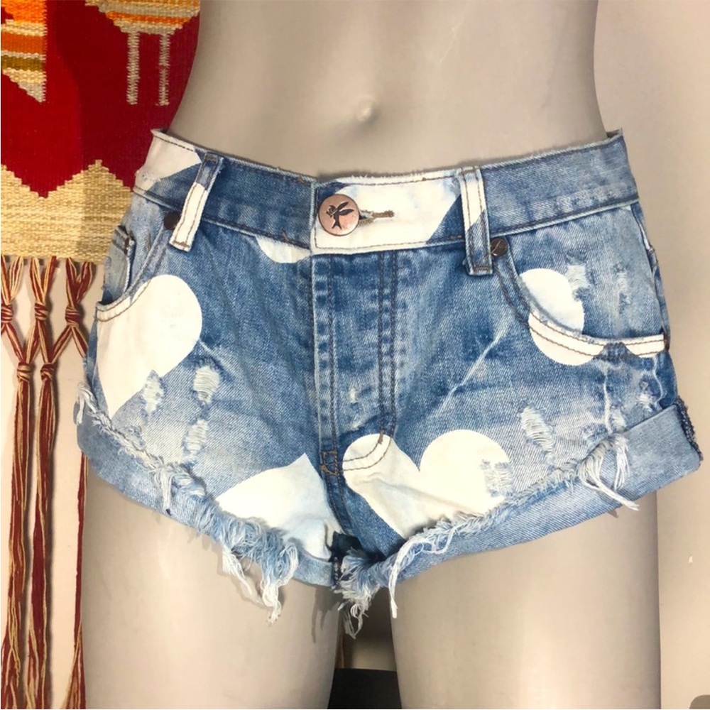 ONE X ONE TEASPOON BANDIT 🩷 Heart Print Denim Shorts - Picture 4 of 12